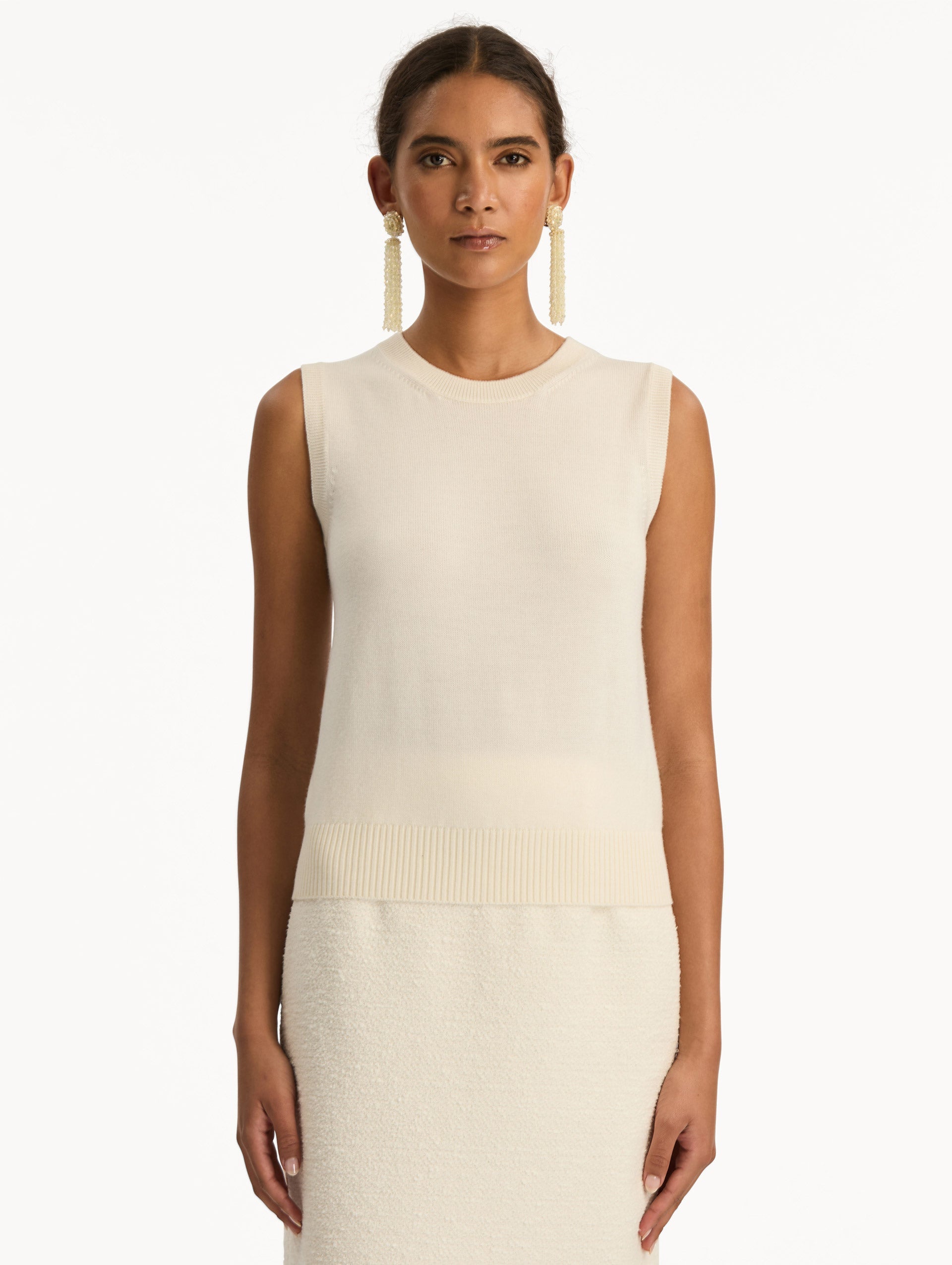 Ivory Round Neck Sleeveless Sweater‌