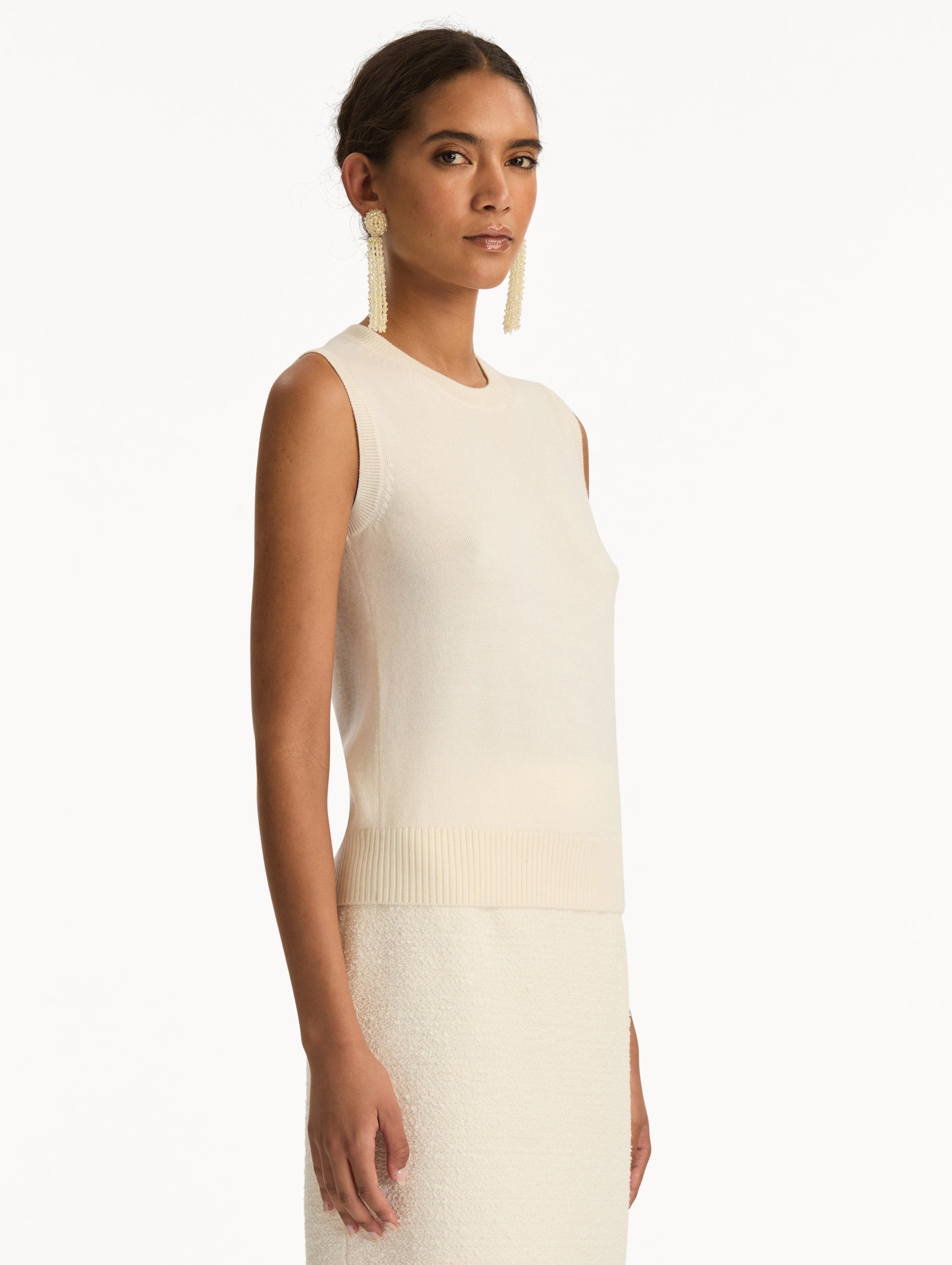 Ivory Round Neck Sleeveless Sweater‌