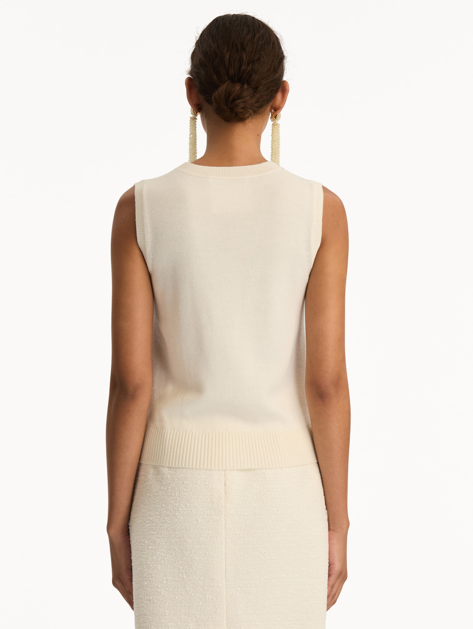 Ivory Round Neck Sleeveless Sweater‌