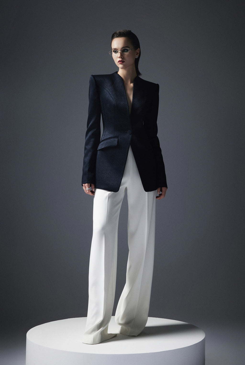 Single breasted collar fitted jacket