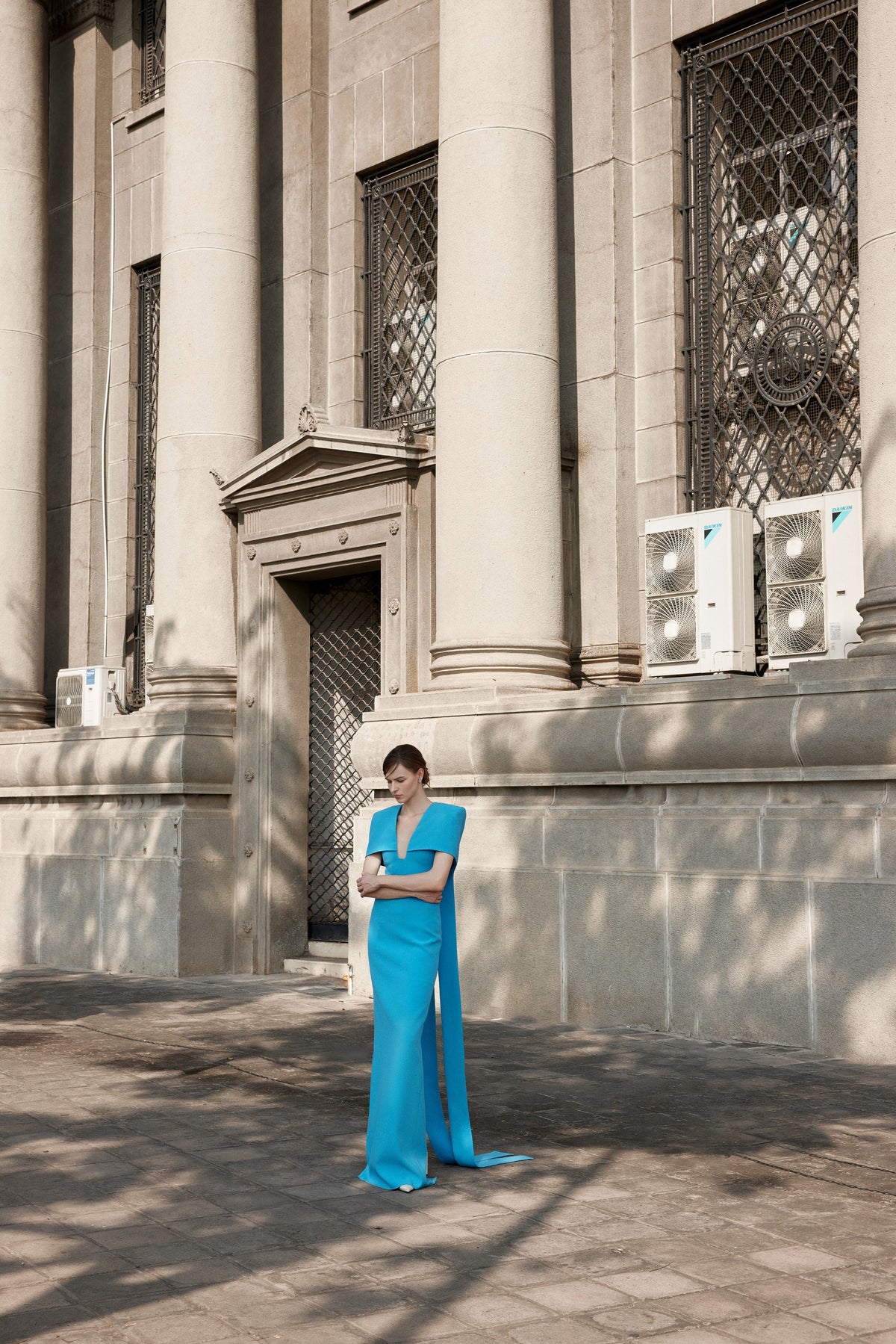 V-shaped low-cut Shoulder cloak Evening-wear gown