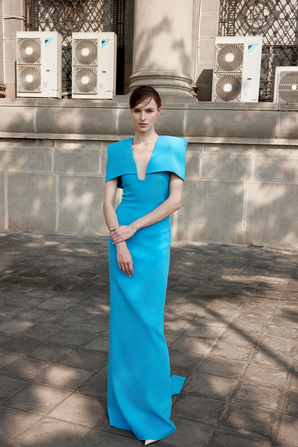 V-shaped low-cut Shoulder cloak Evening-wear gown