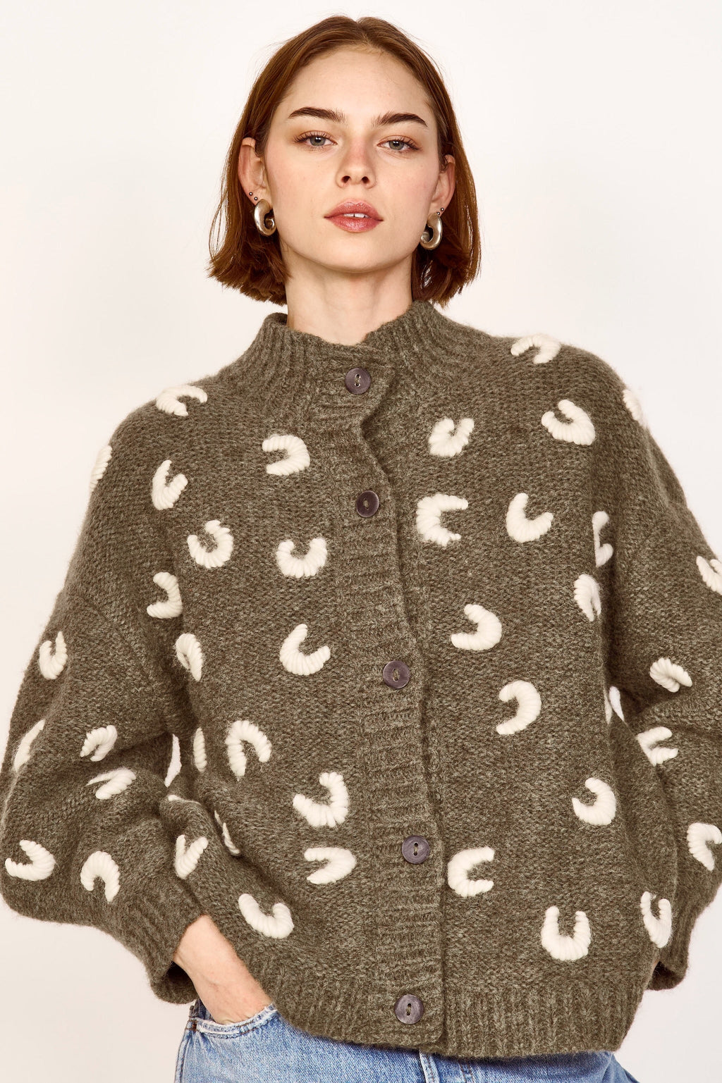 Croissant Cardigan in Olive/Ivory