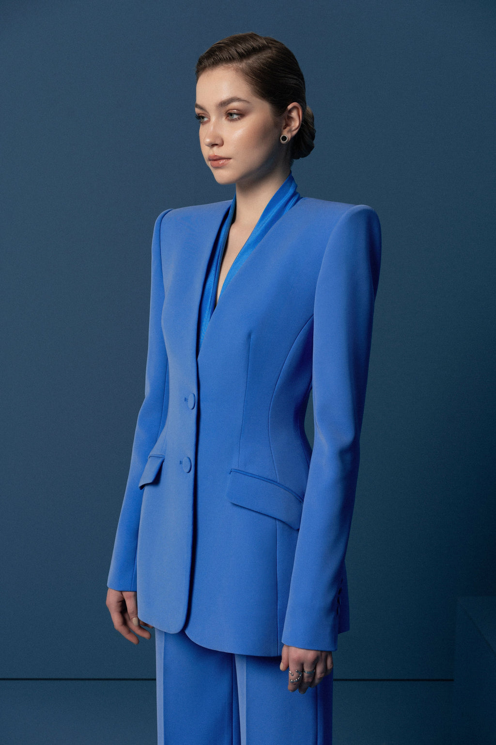 V-neck right angled shoulder suit jacket