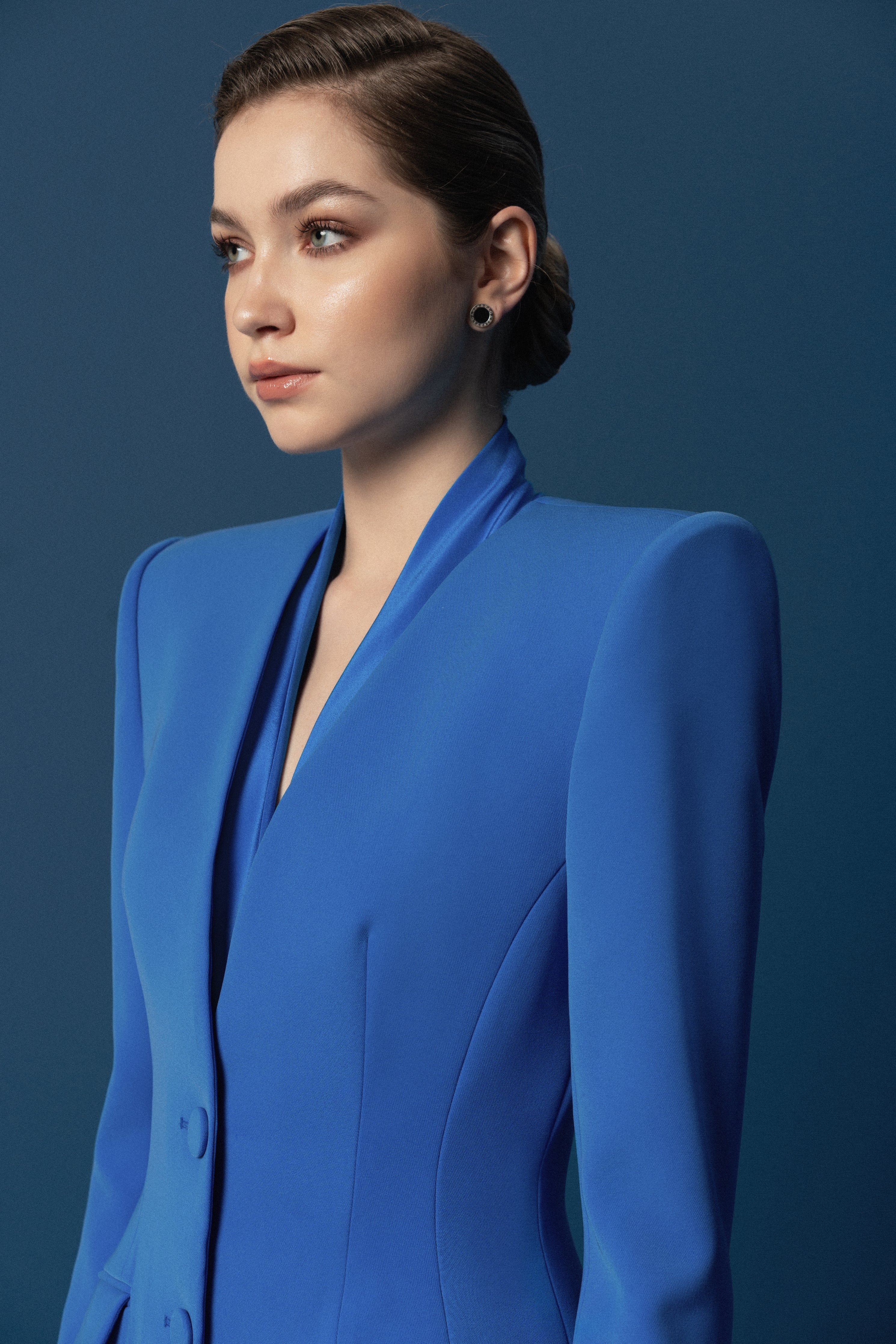 V-neck right angled shoulder suit jacket