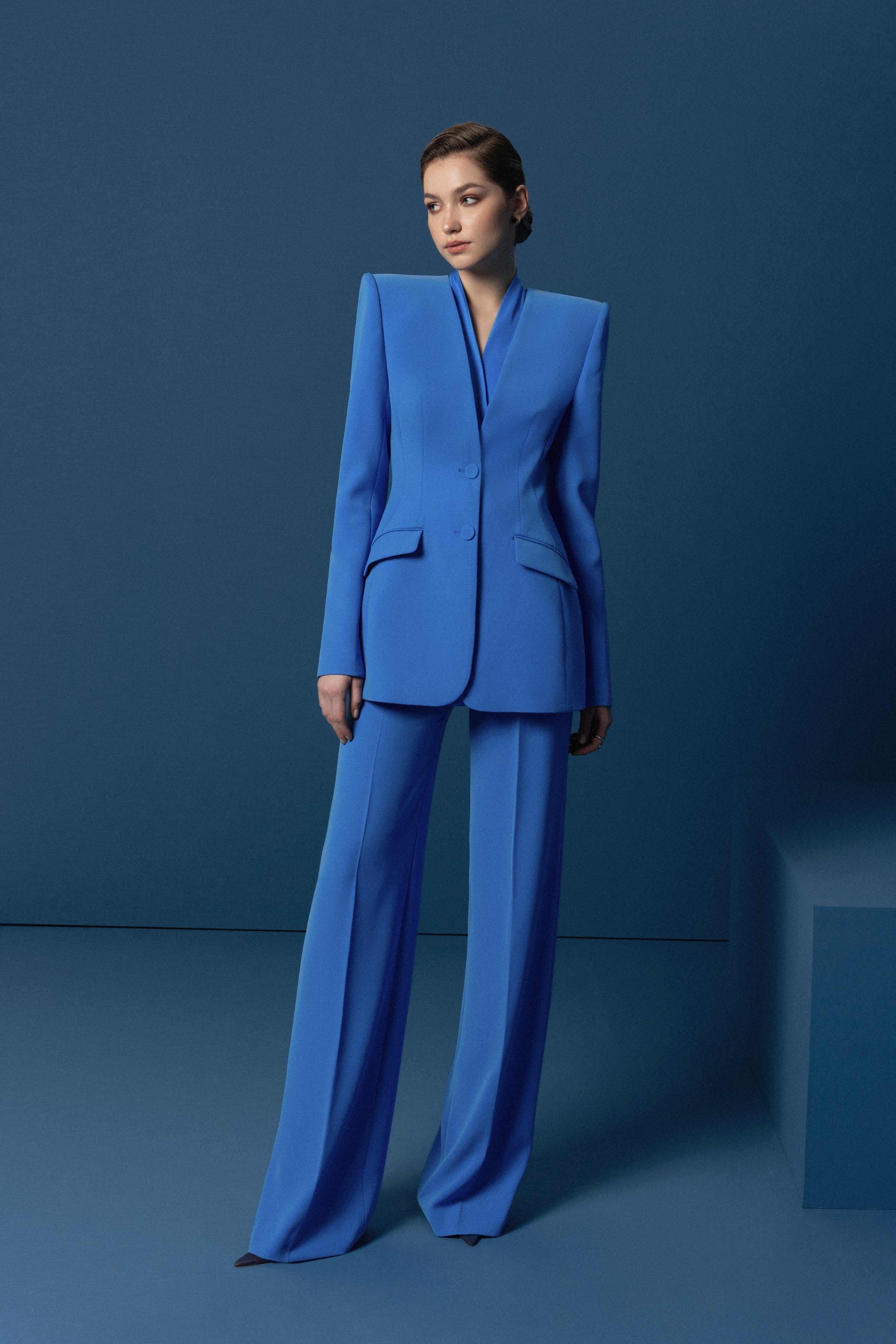 V-neck right angled shoulder suit jacket