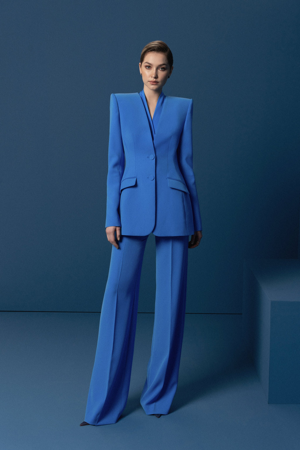 V-neck right angled shoulder suit jacket