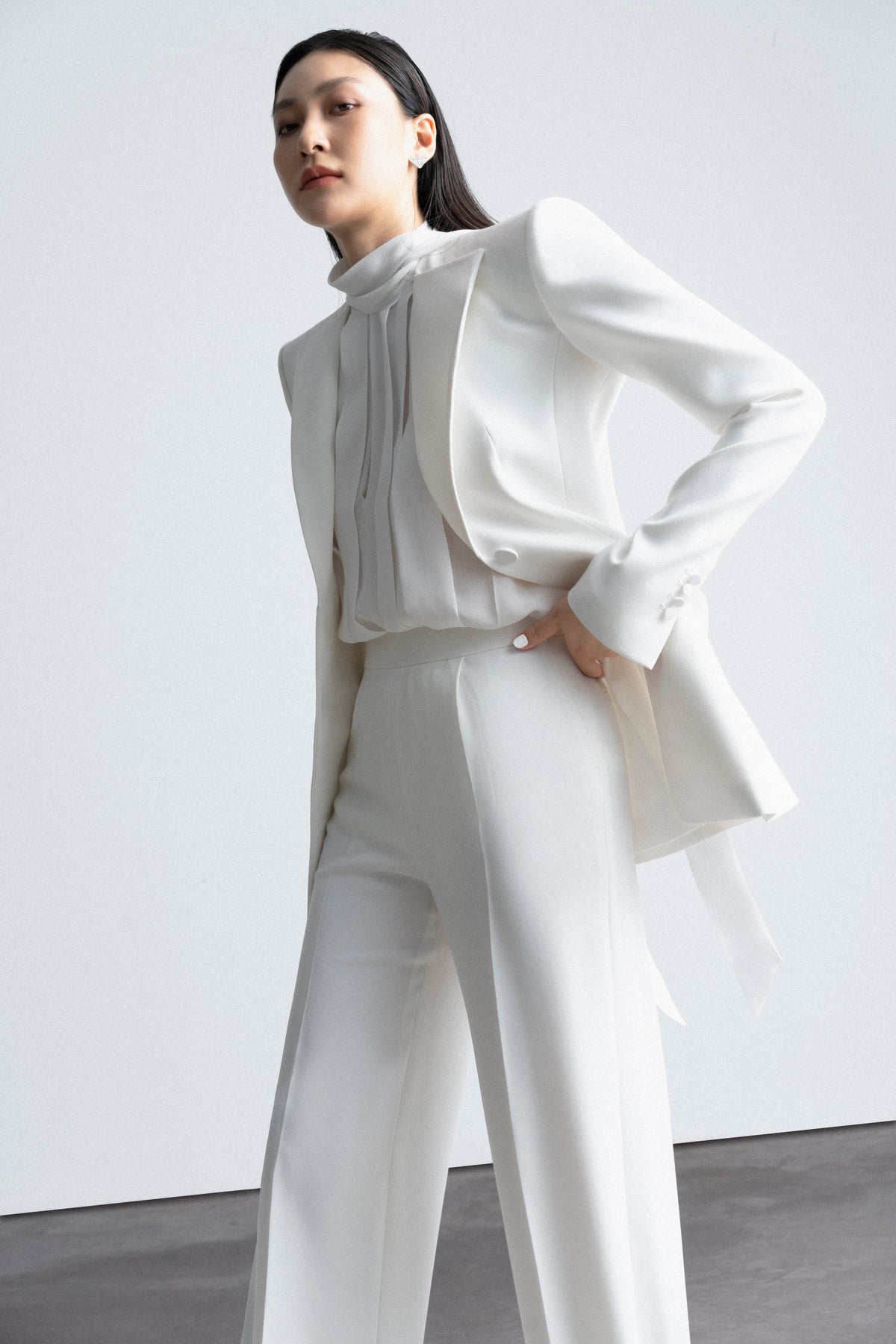 Square scarf pleated shirt
