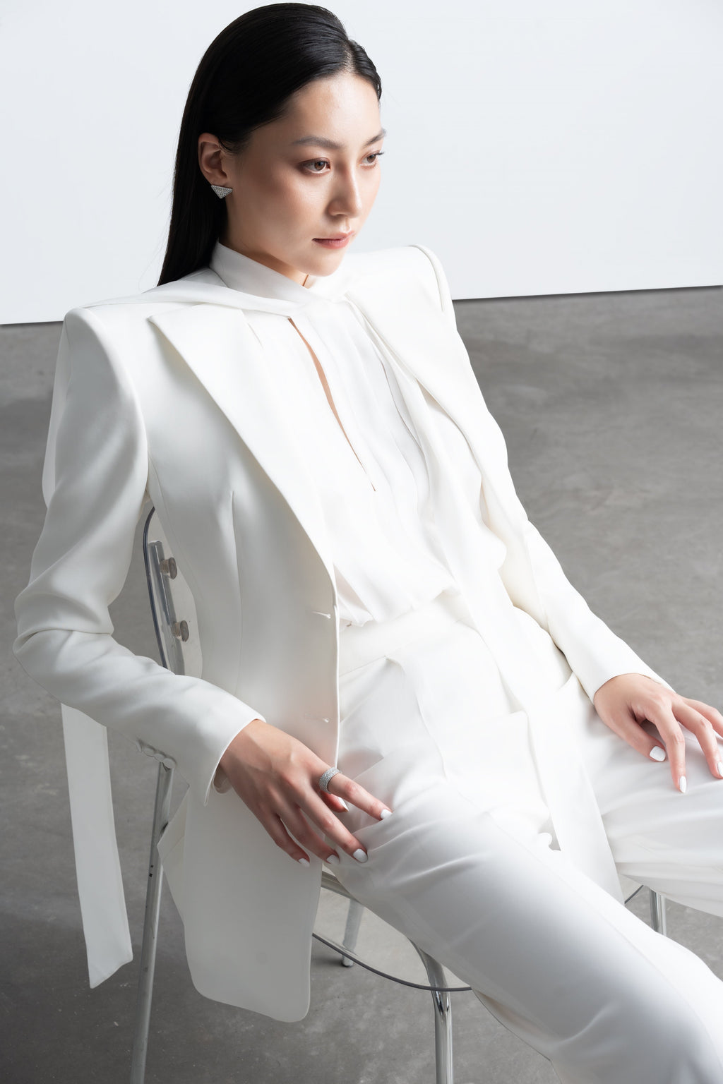 Square scarf pleated shirt