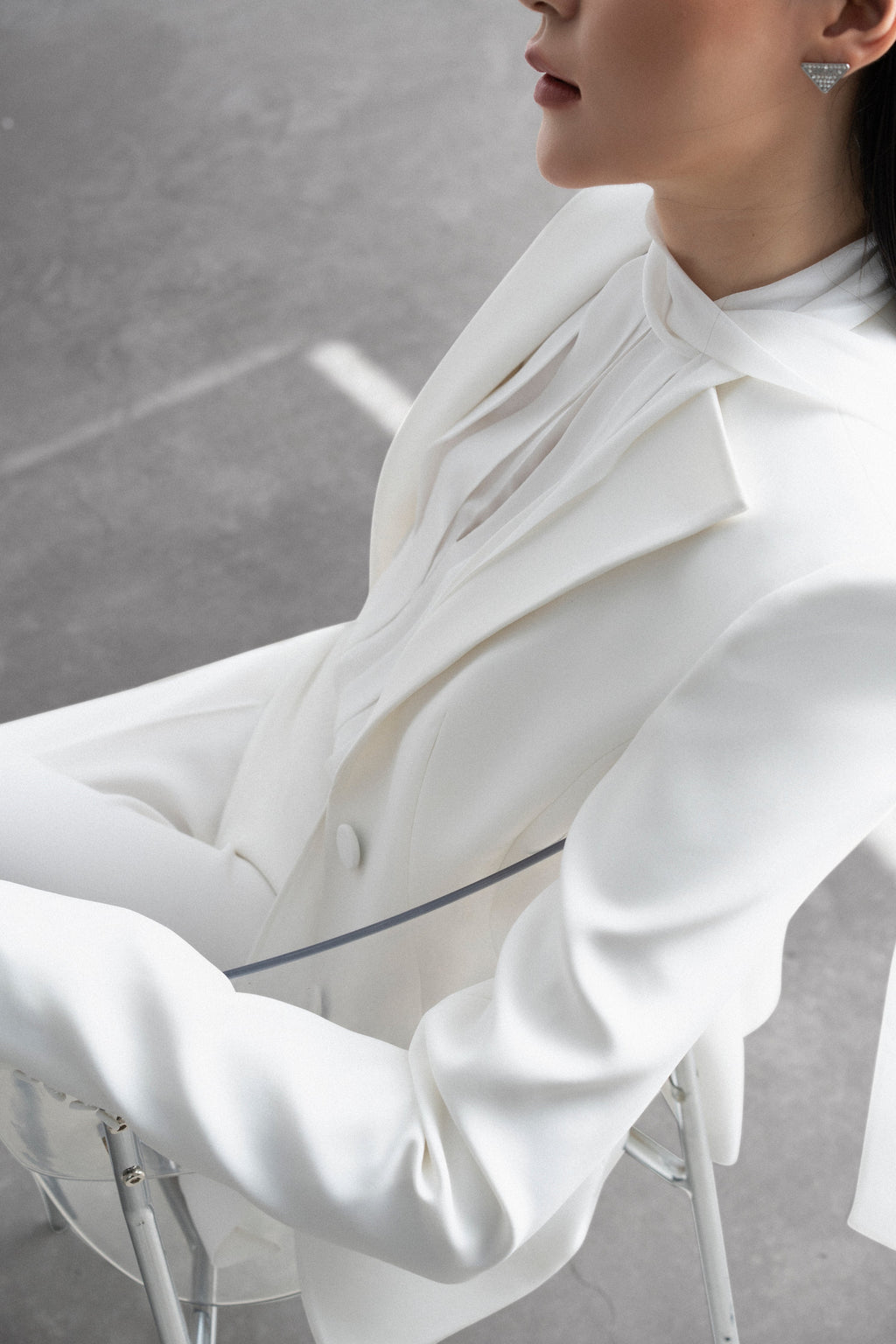 Square scarf pleated shirt