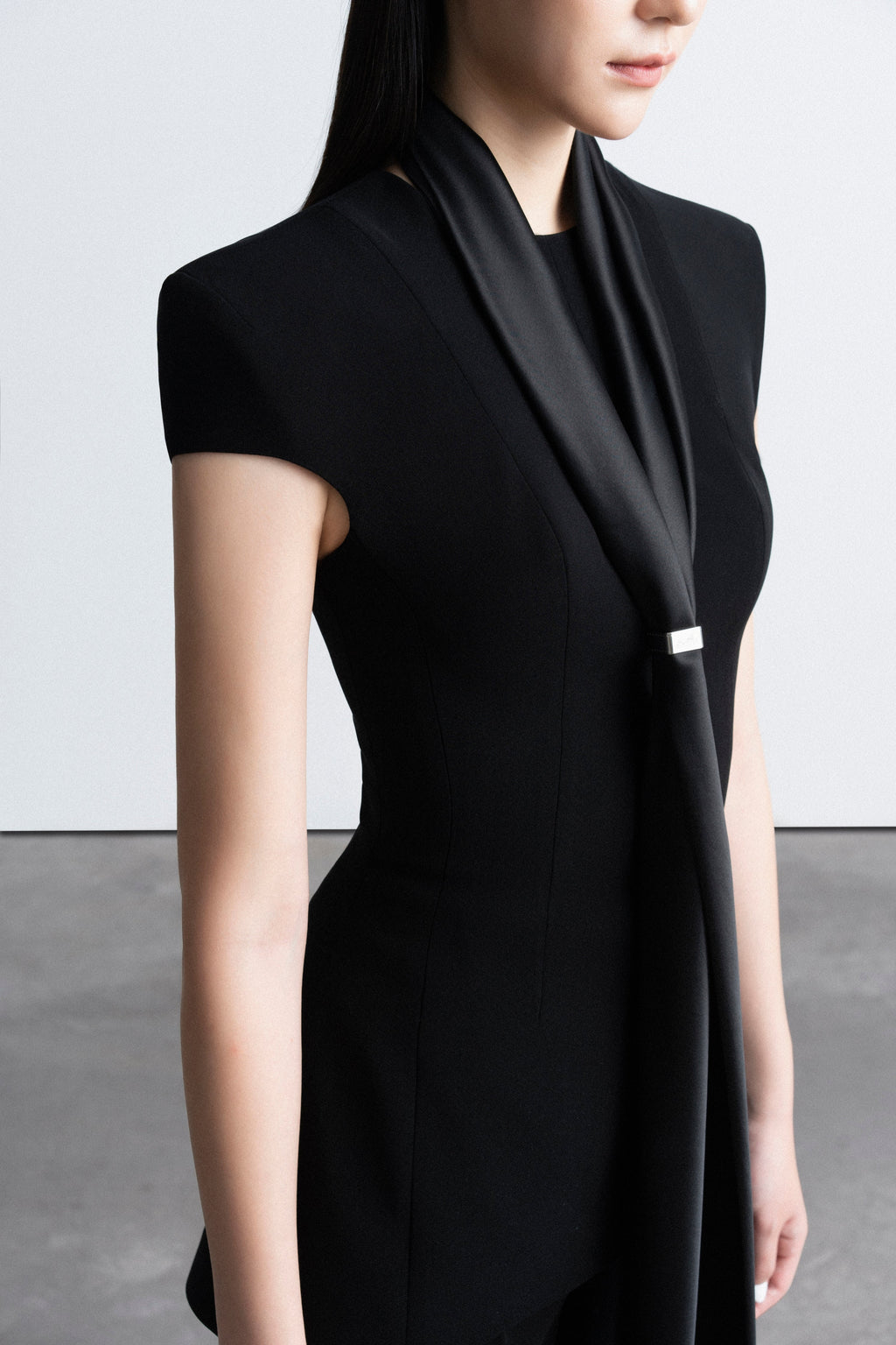 Round neckline square-cut shoulders top