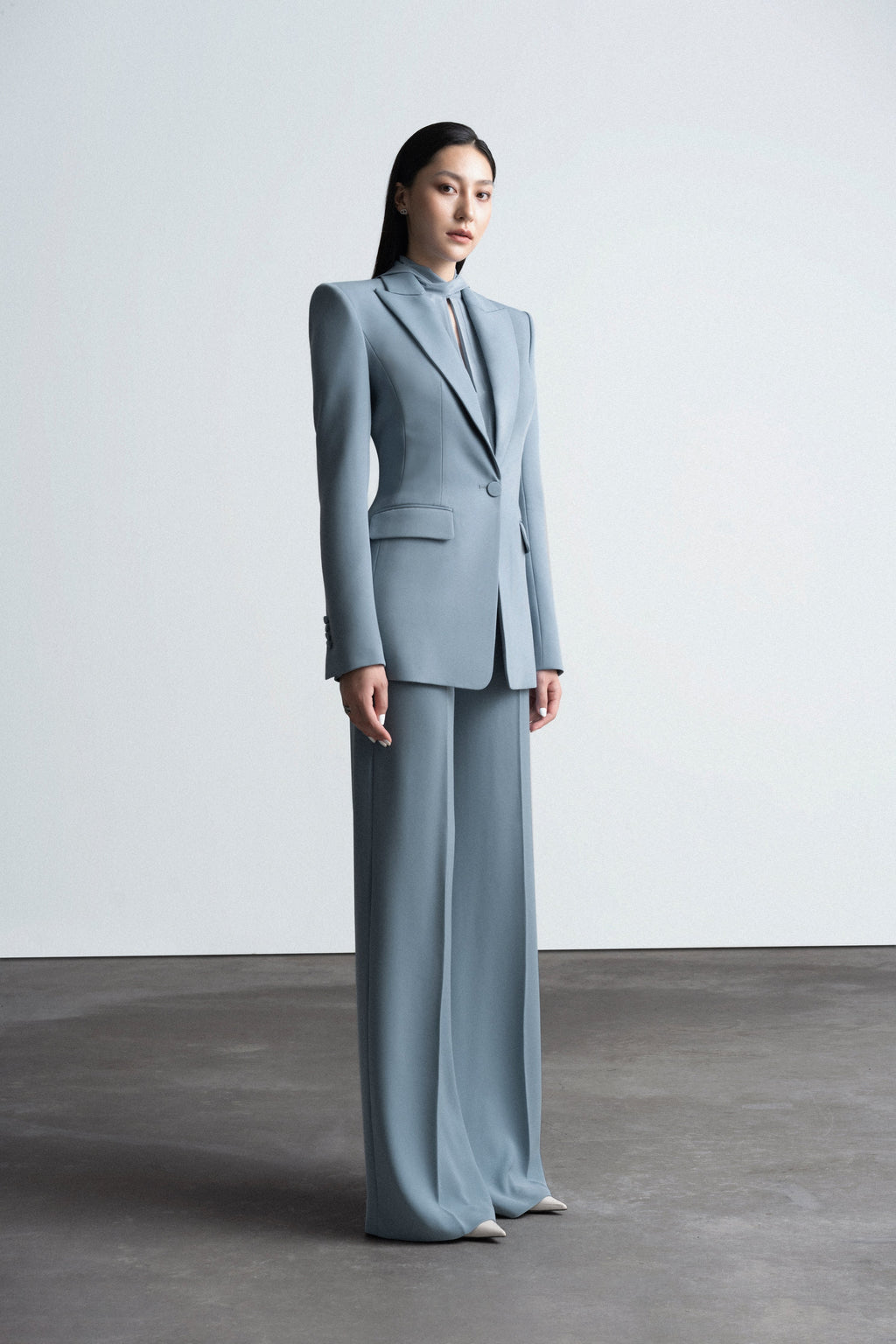 Square scarf pleated shirt