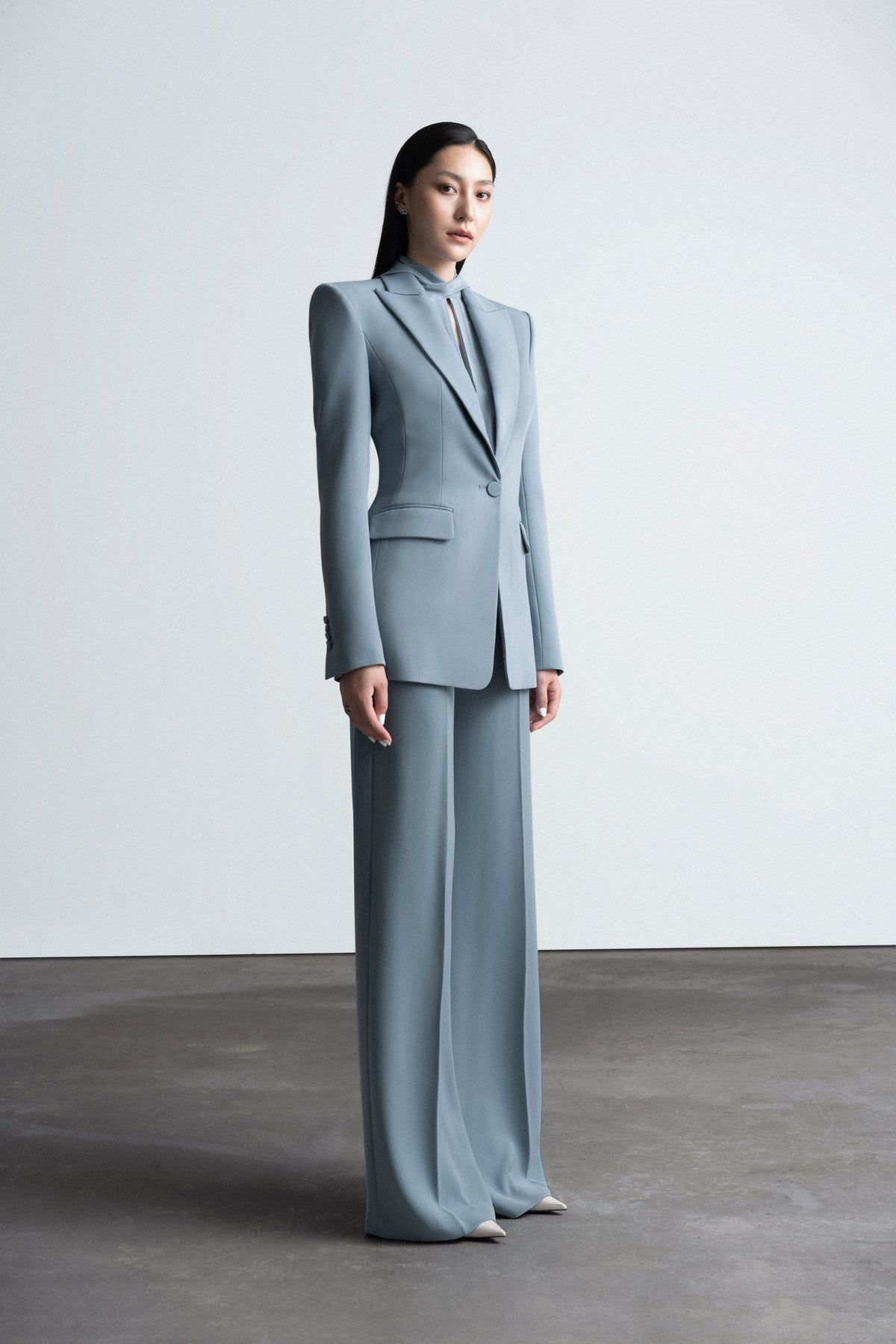 Square scarf pleated shirt