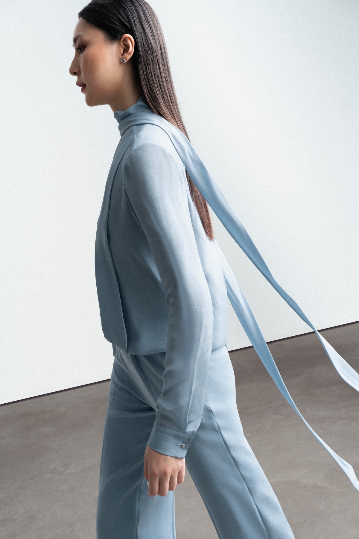 Square scarf pleated shirt