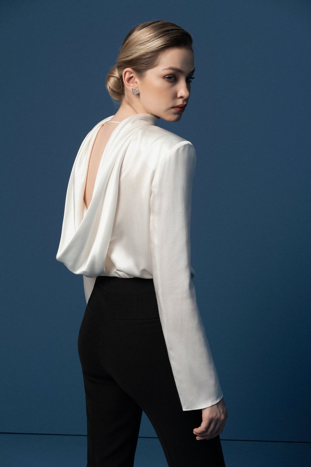 Silk scarf collar shirt