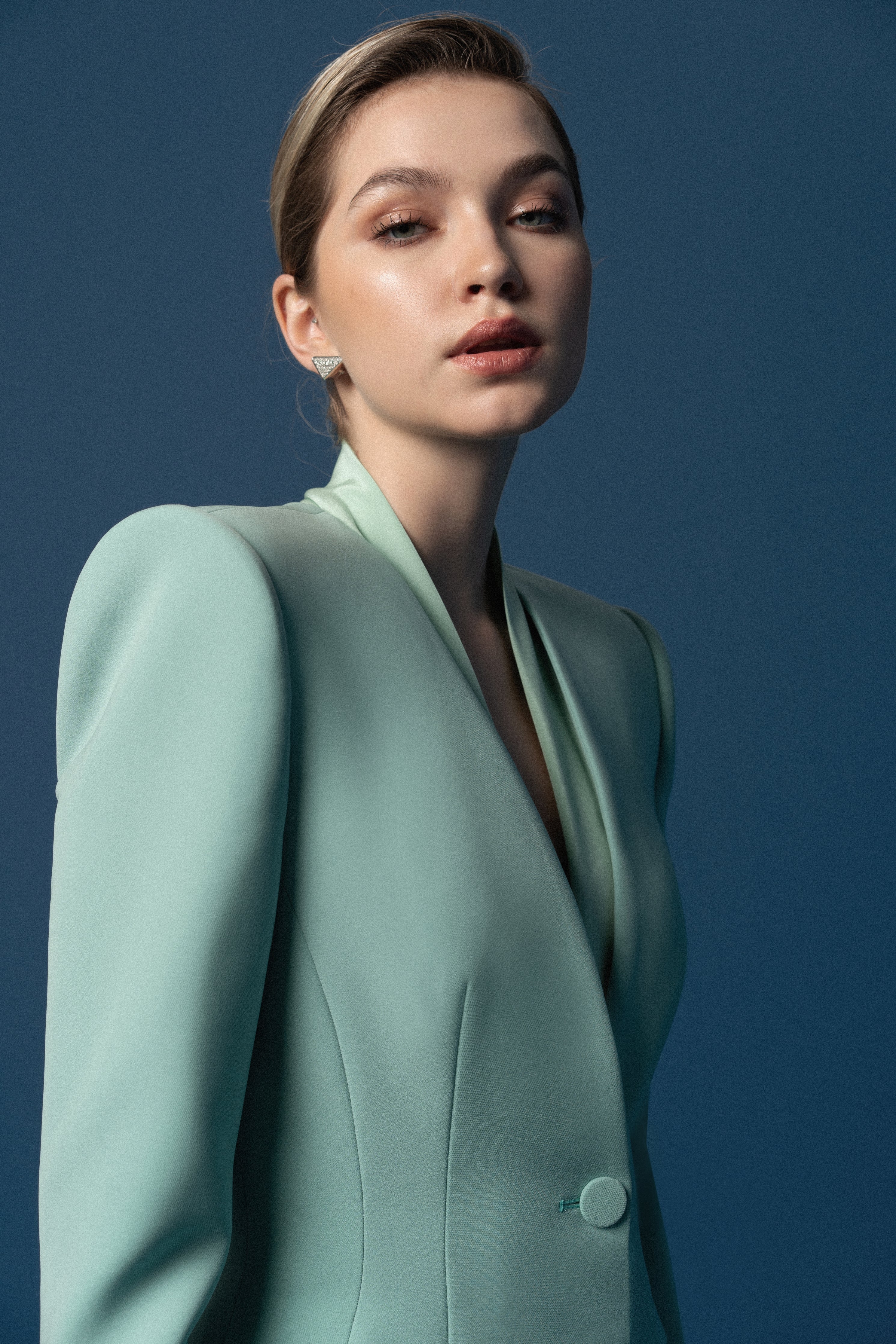 V-neck right angled shoulder suit jacket