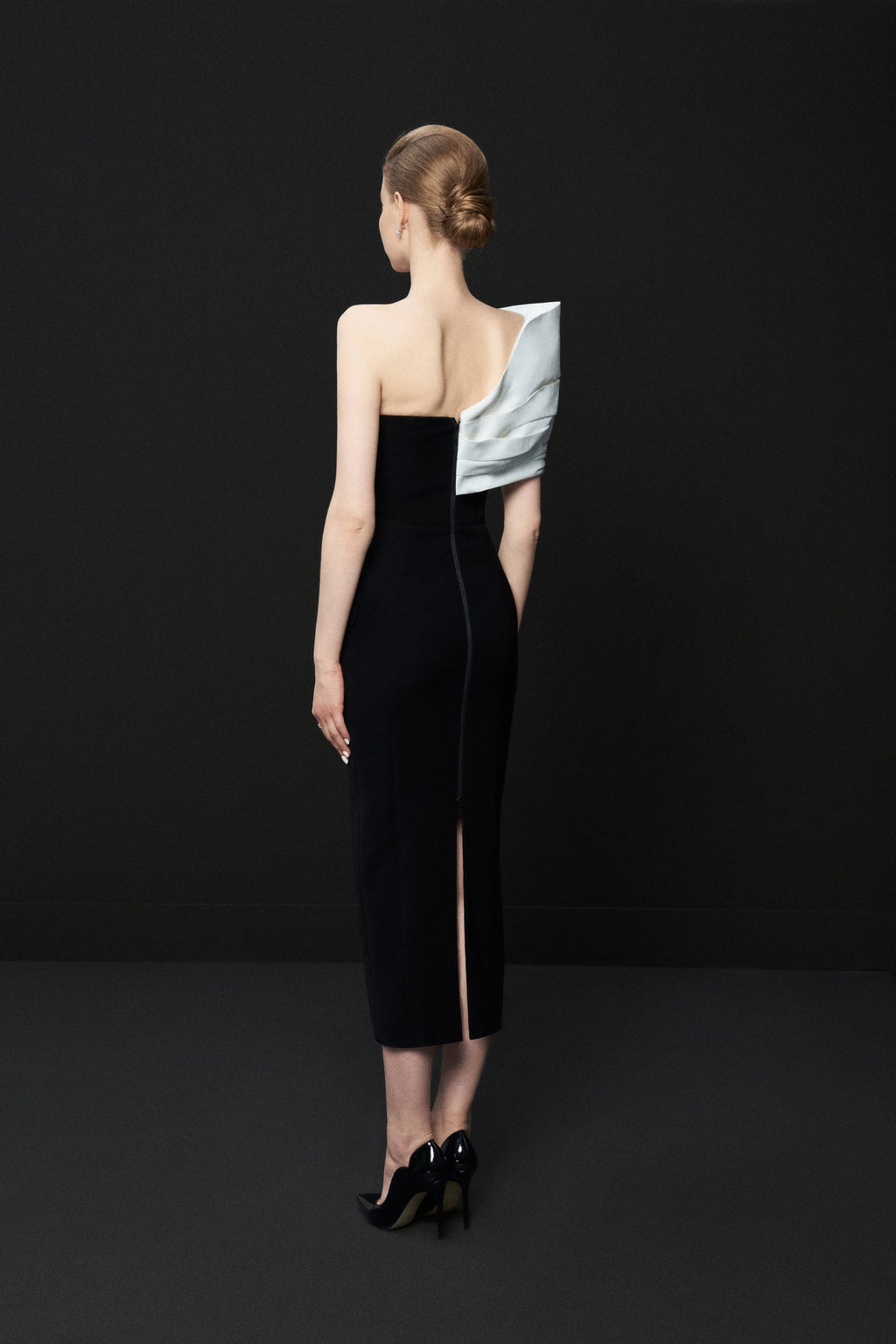 Modern Contrast Asymmetric-Shoulder Elegance Dress