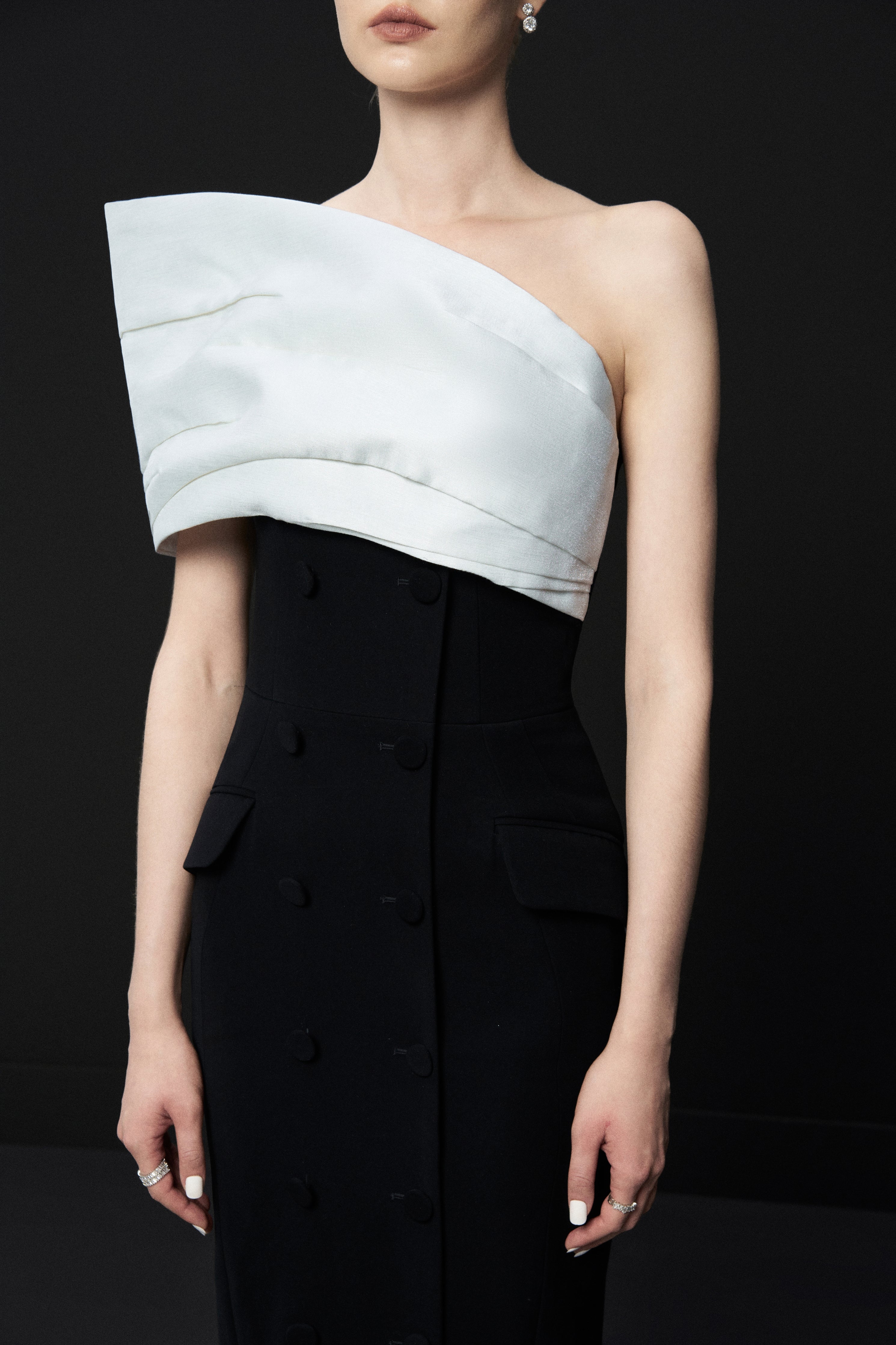 Modern Contrast Asymmetric-Shoulder Elegance Dress