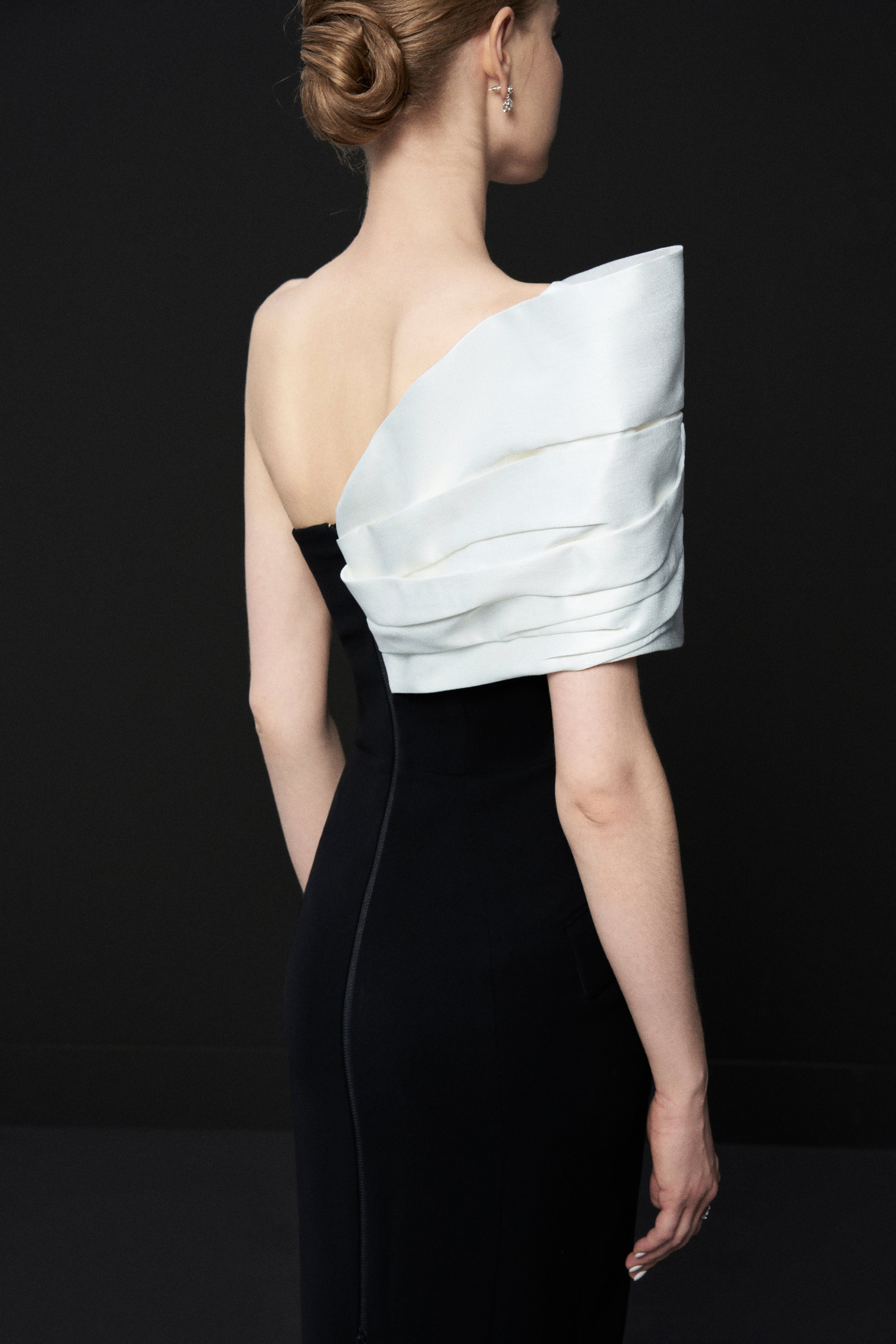 Modern Contrast Asymmetric-Shoulder Elegance Dress