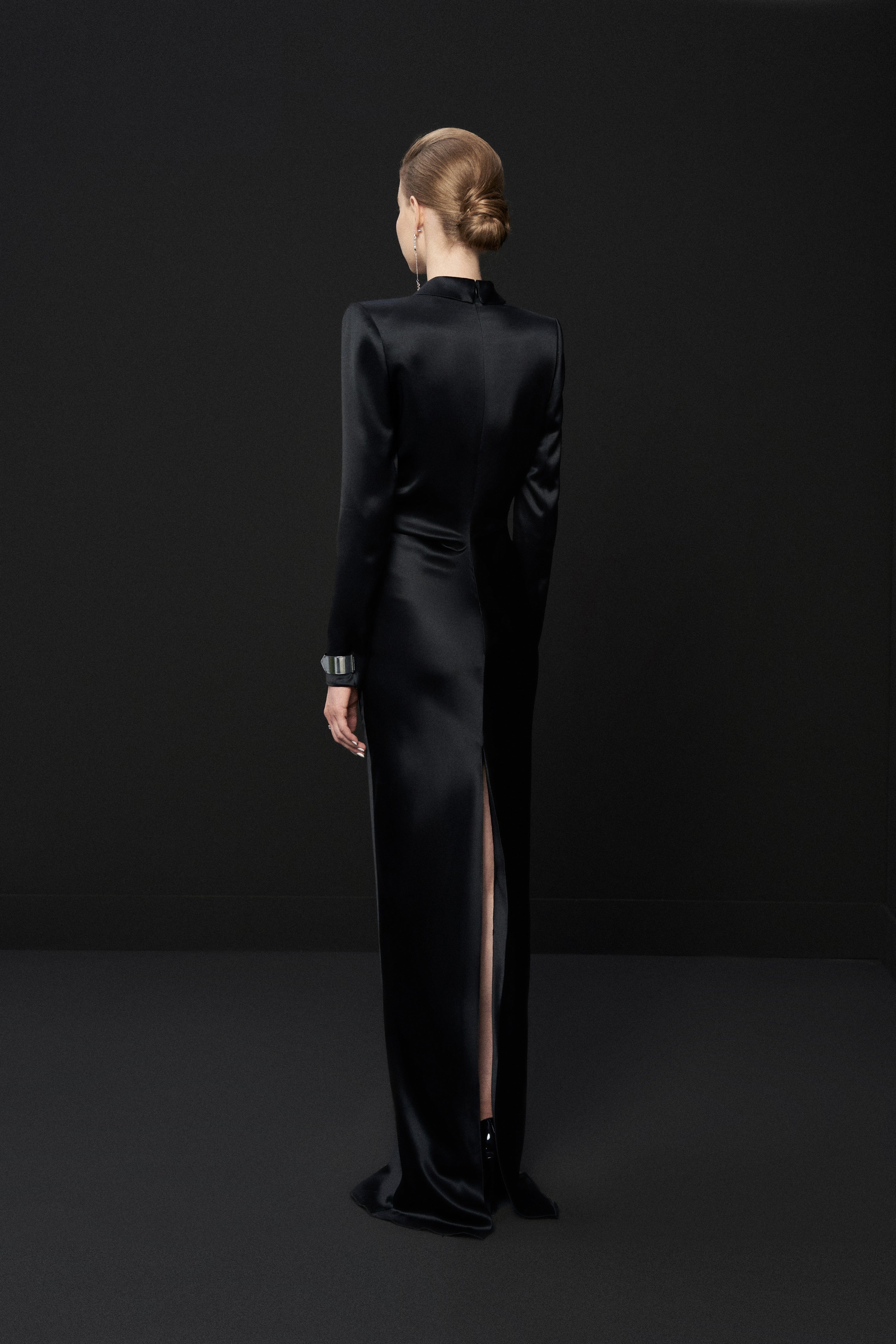 V-neck right angled shoulder long skirt