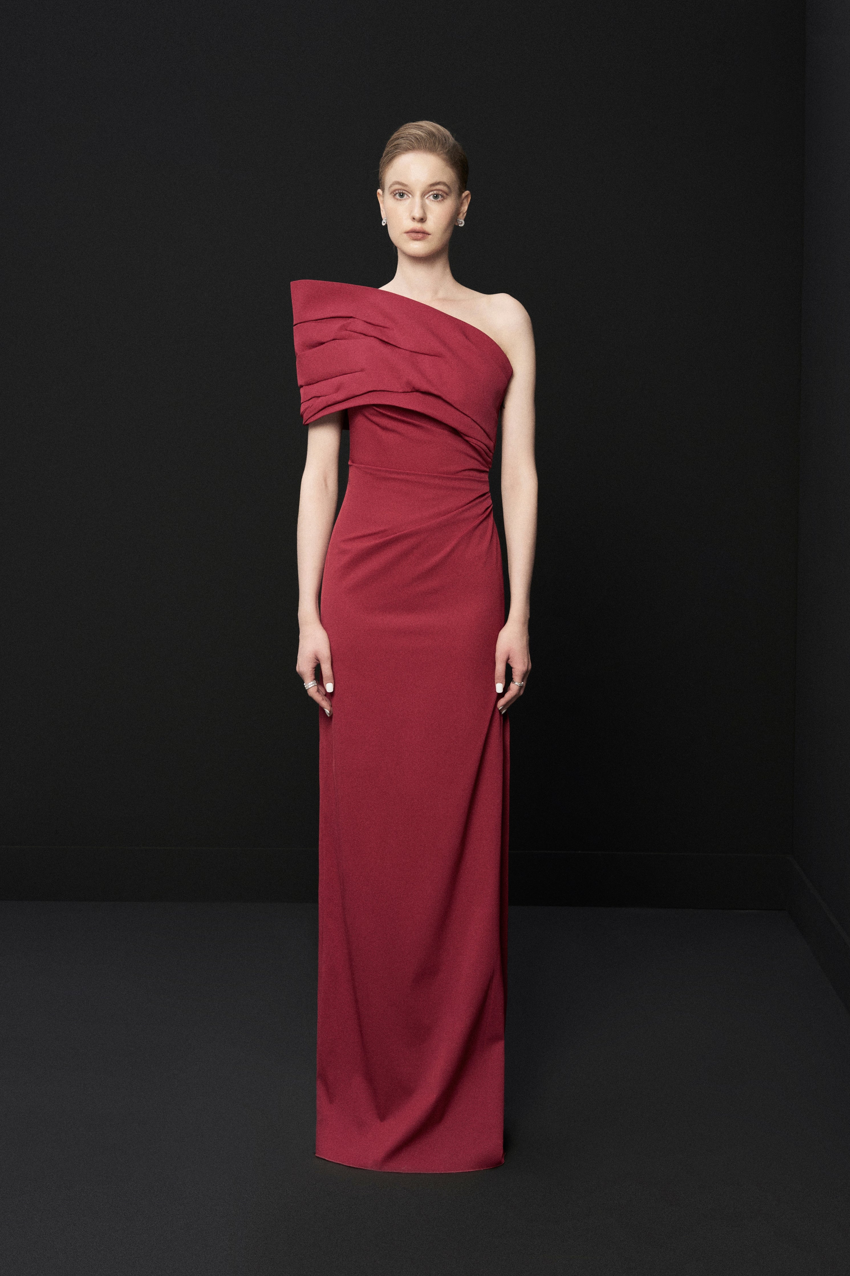 Asymmetric shoulders dress
