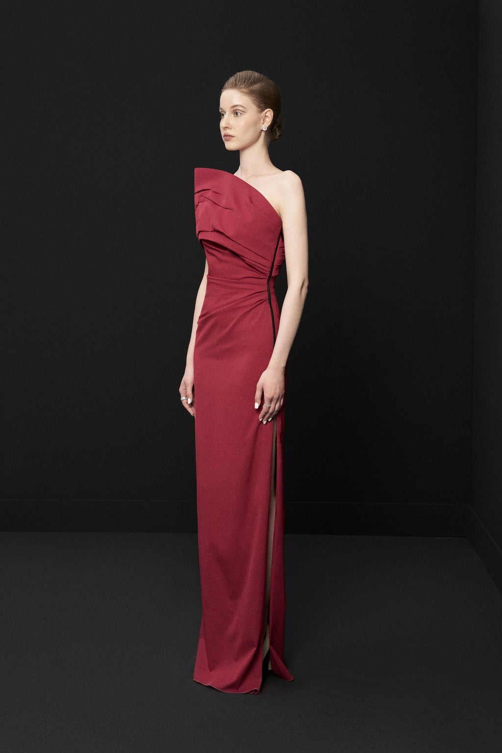 Asymmetric shoulders dress