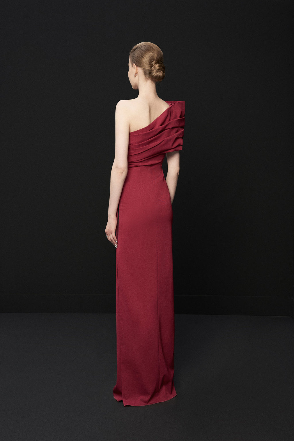 Asymmetric shoulders dress