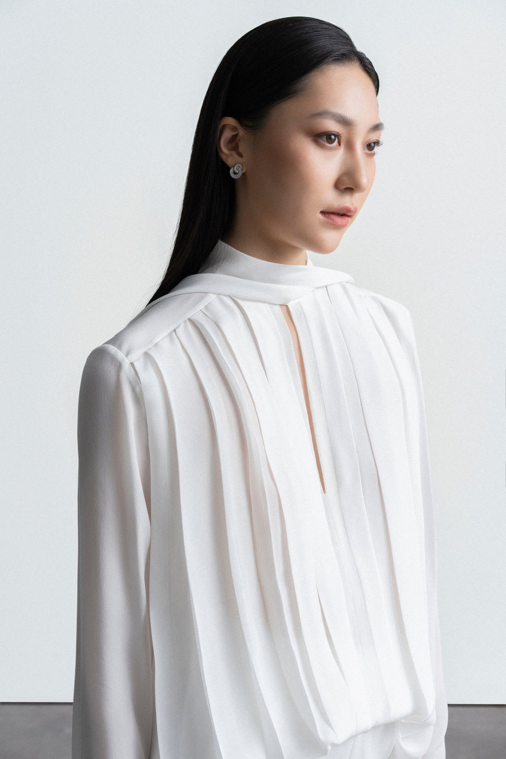 Square scarf pleated shirt