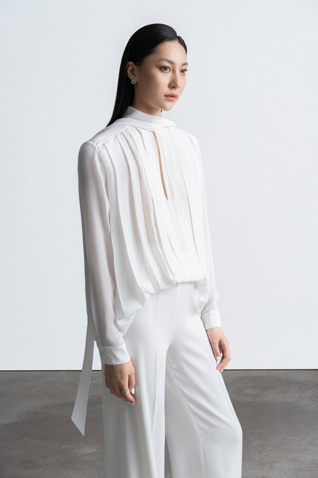 Square scarf pleated shirt