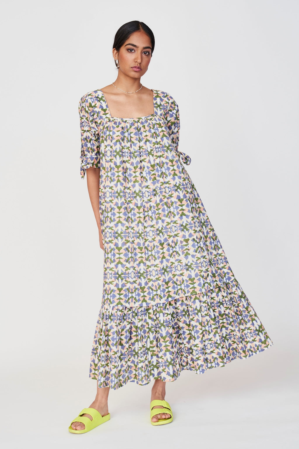 Dress in square neckline in front and back