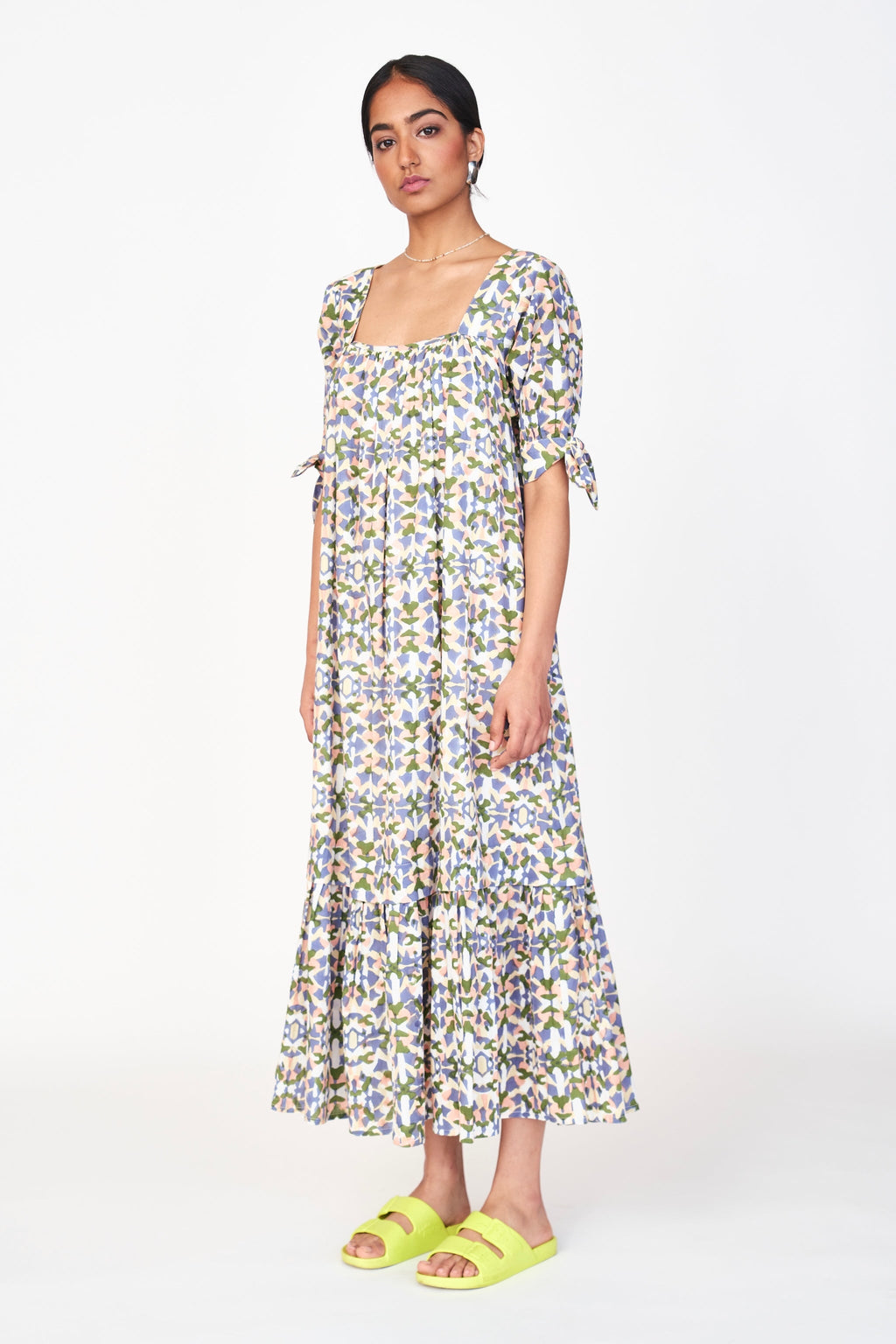 Dress in square neckline in front and back