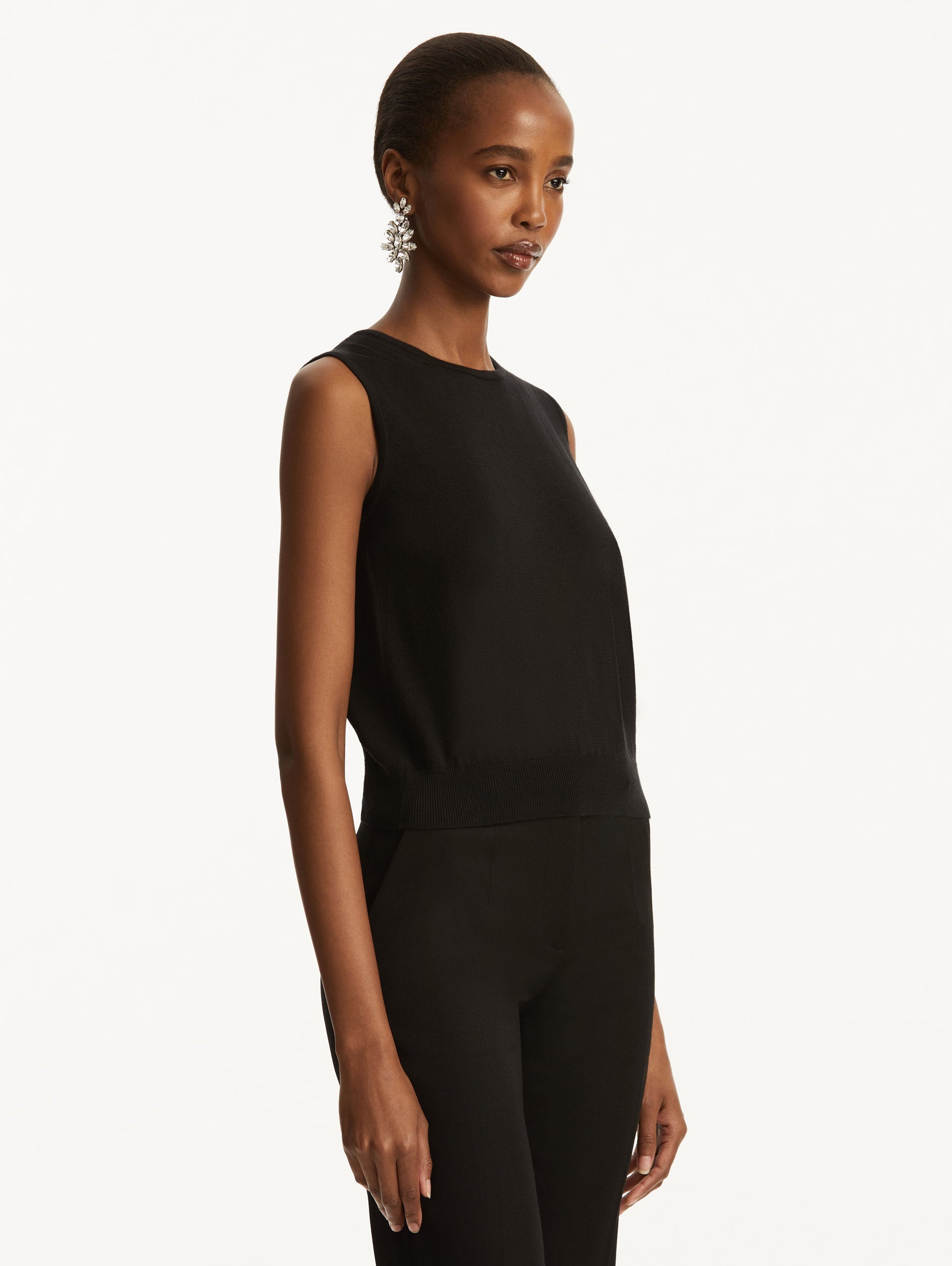 Black Round Neck Sleeveless Sweater‌