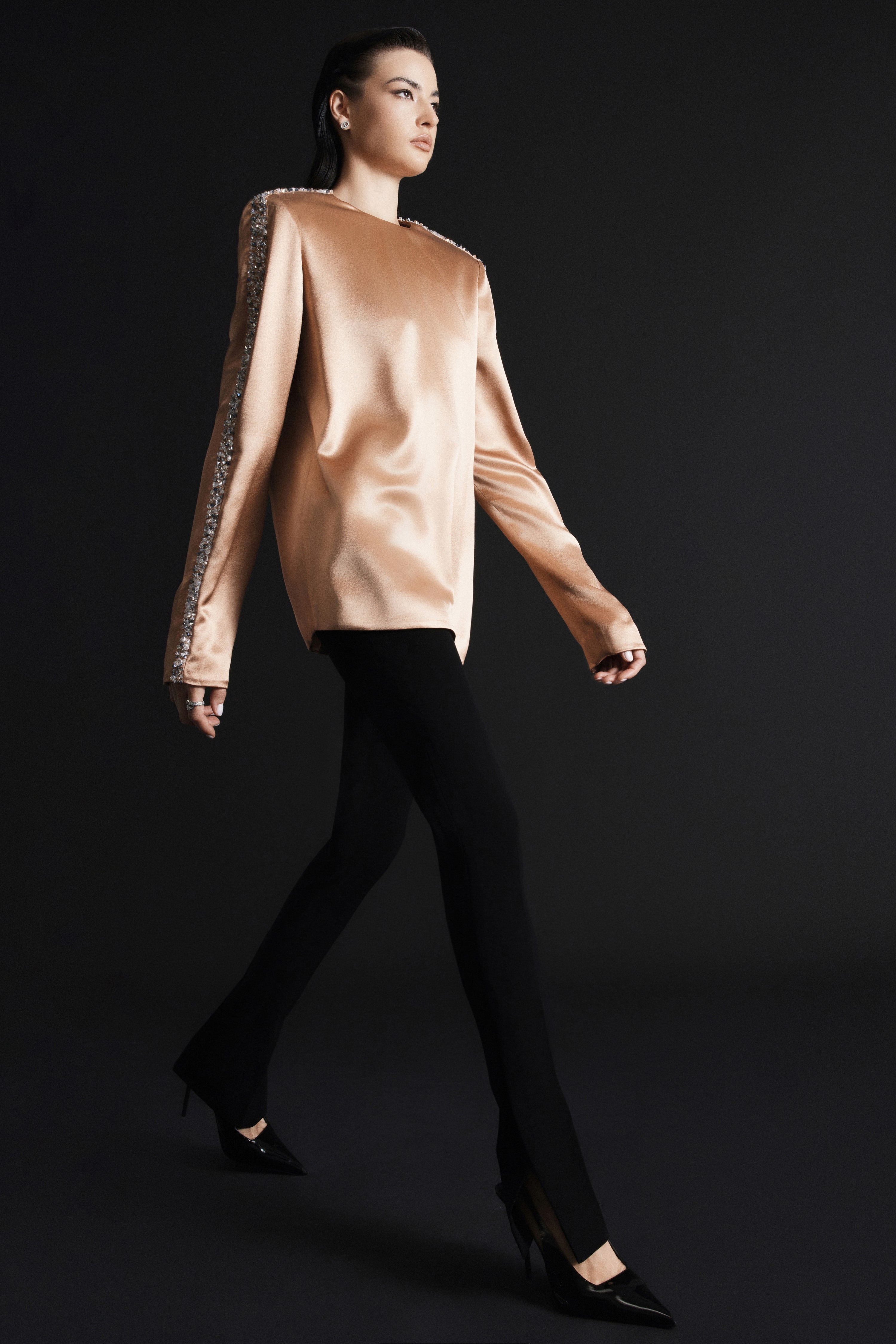 Long sleeves decorated with high-end crystals and stones