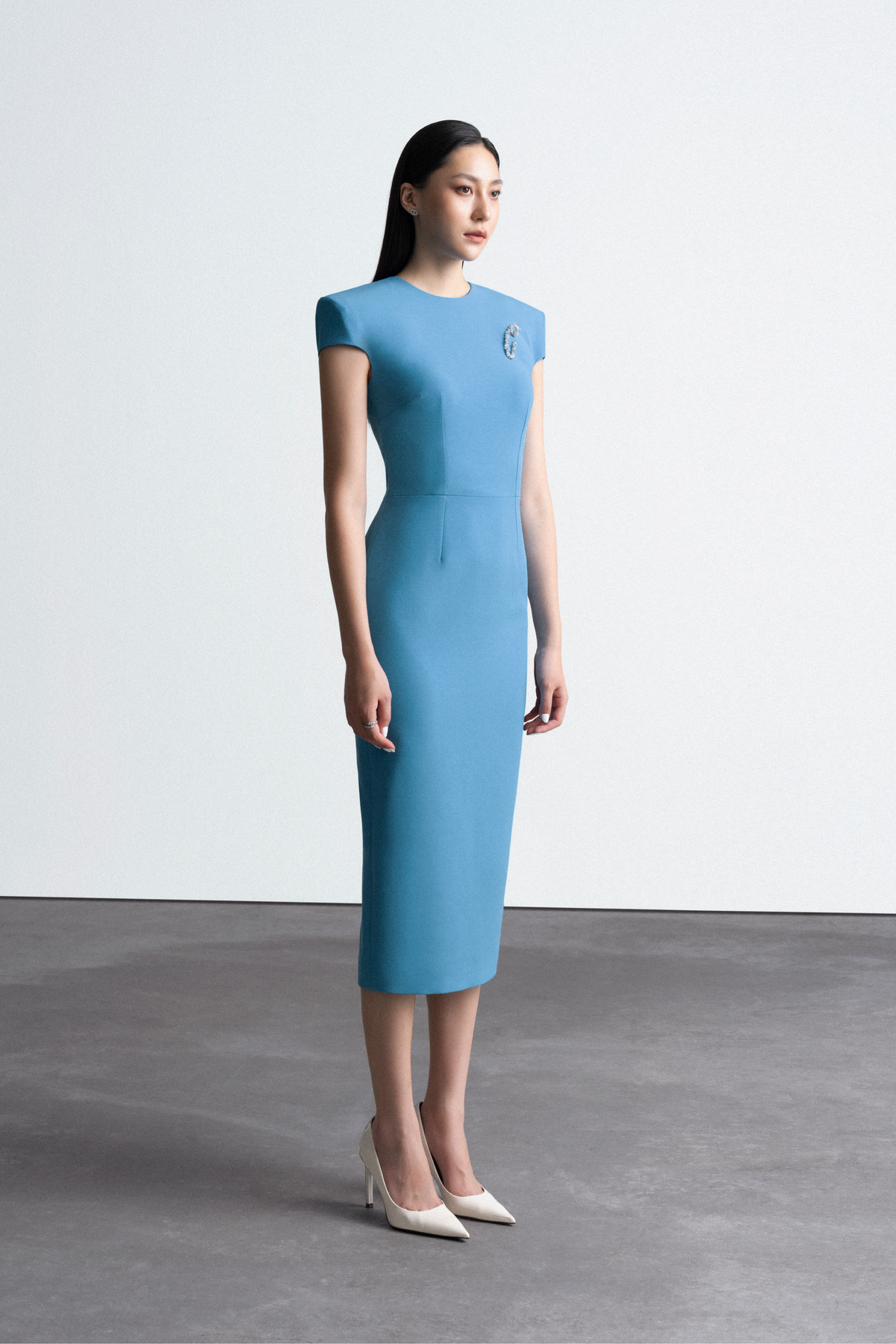 Round neck square shoulder pencil skirt