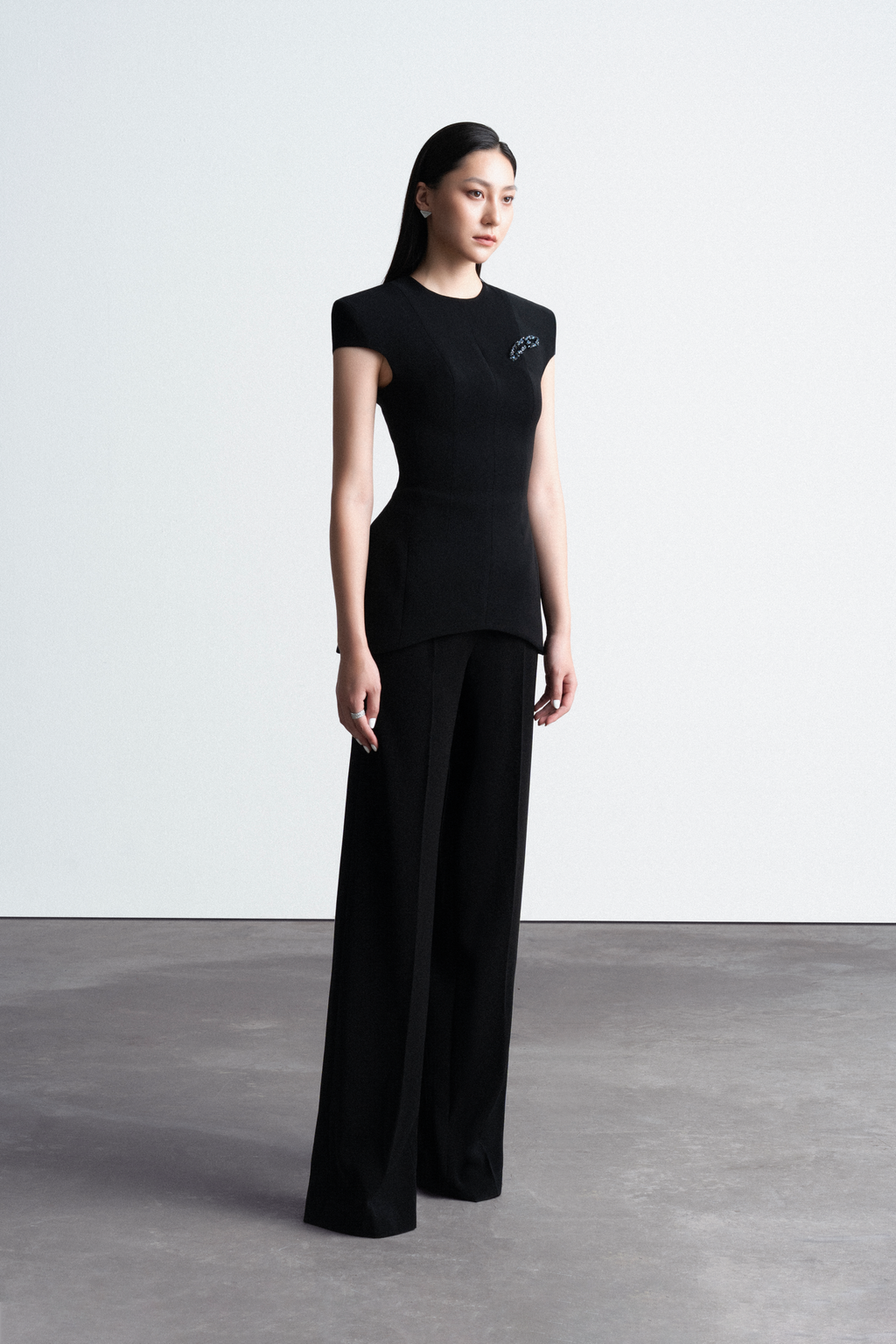 Round neckline square-cut shoulders top