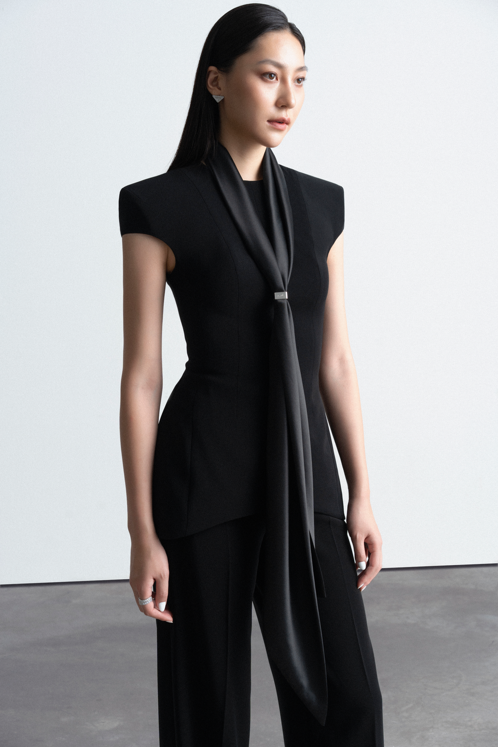 Round neckline square-cut shoulders top