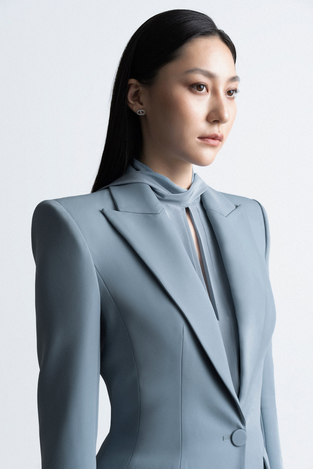 Square scarf pleated shirt