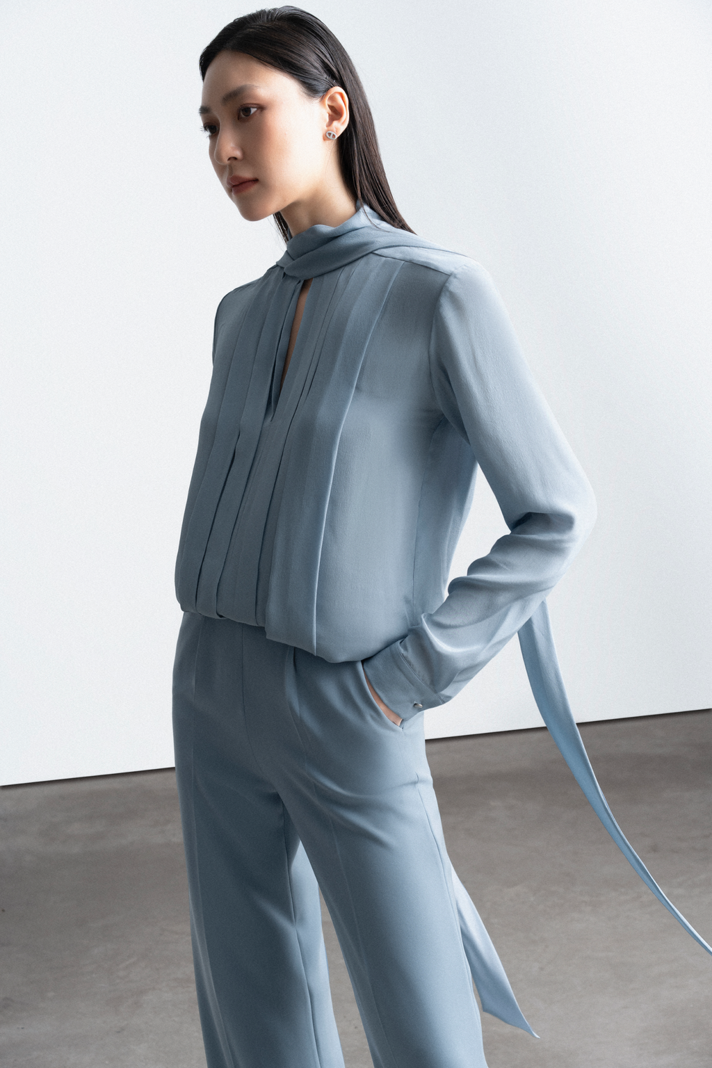 Square scarf pleated shirt